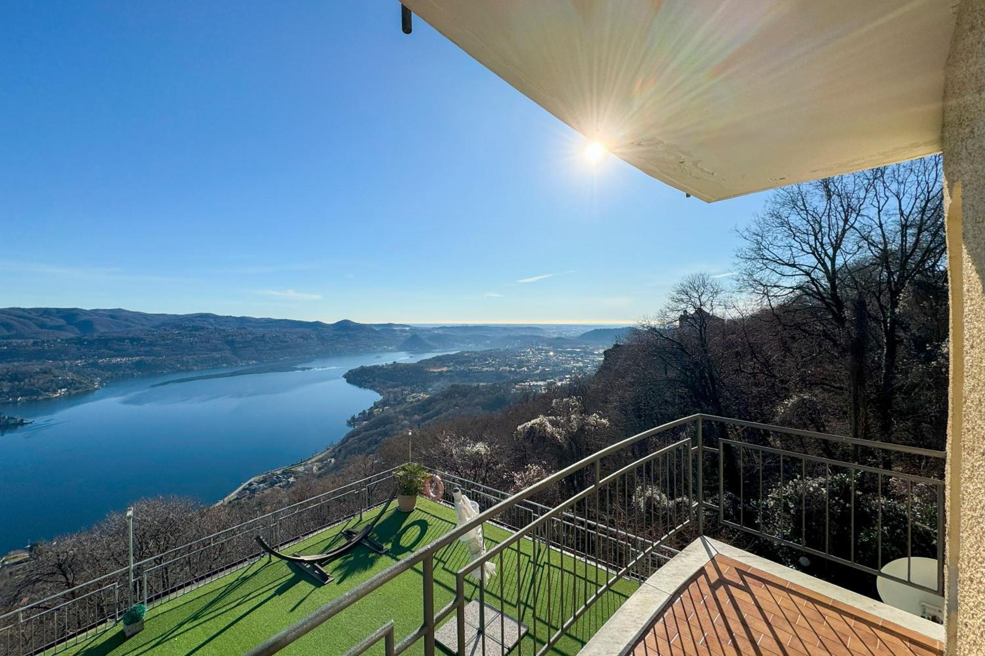 Appartamento Alberti Con Vista Lago Madonna Del Sasso Eksteriør bilde