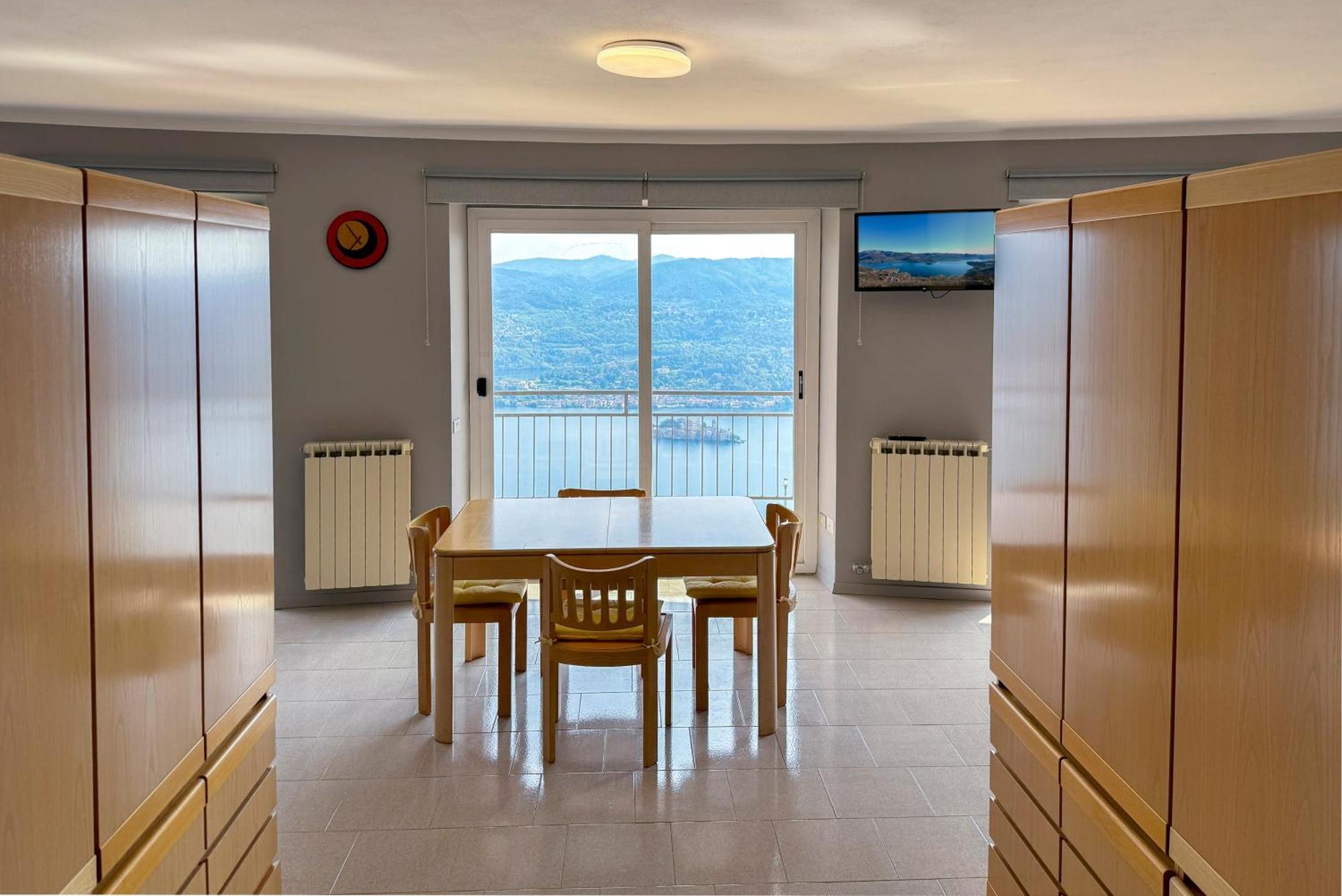 Appartamento Alberti Con Vista Lago Madonna Del Sasso Eksteriør bilde