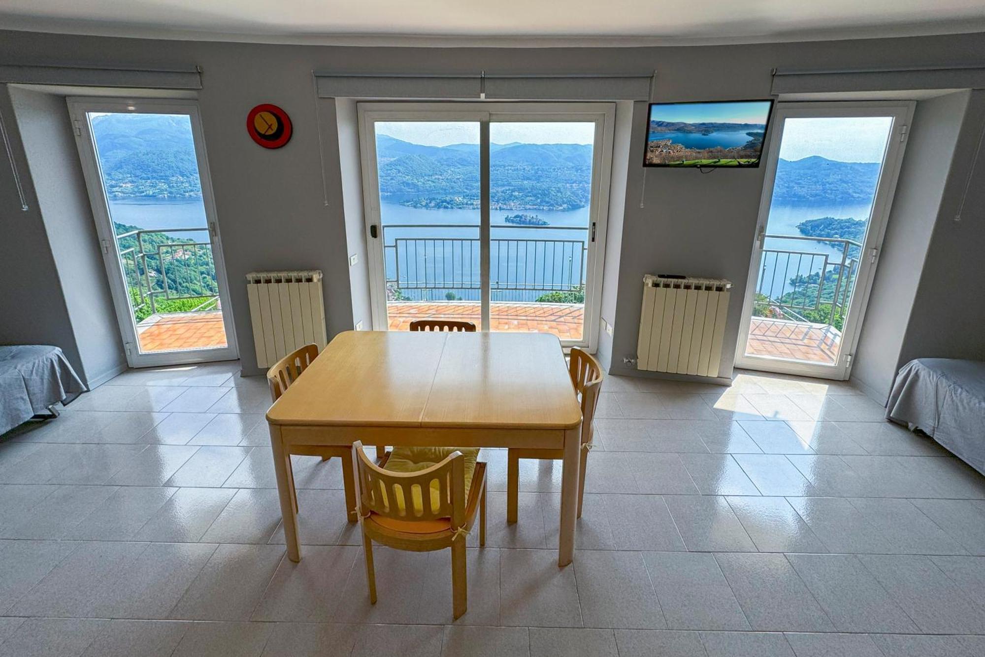 Appartamento Alberti Con Vista Lago Madonna Del Sasso Eksteriør bilde